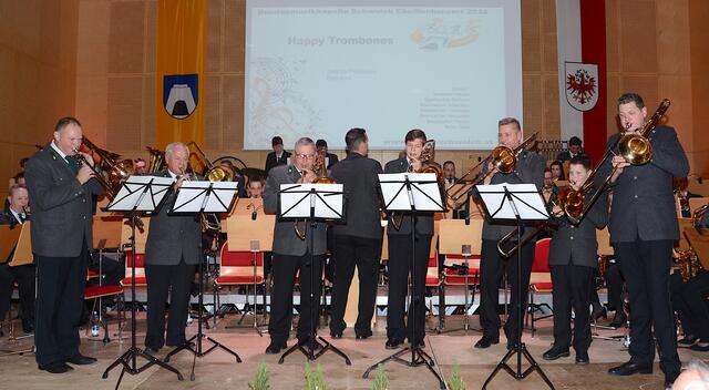 Außergewöhnlich: Im Swing-Klassiker „Happy Trombones“ glänzten gleich sieben Solisten an ihren Posaunen. | Foto: Nageler