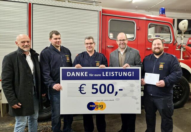 Ewald Bauer (Projektmanager Netzbetrieb der nöGIG Service GmbH), Kommandant-Stv. Horst Zellhofer, Kommandant Markus Holzweber, Thomas Heissenberger (Vertriebsleiter nöGIG Service GmbH) und Verwaltungsmeister Christoph Redl (v.l.) | Foto: nöGIG
