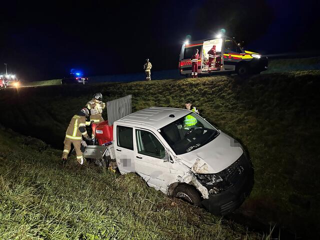 Der Pritschenwagen landete schlussendlich im Bachbett und wurde von dort geborgen.  | Foto: ZOOM-Tirol