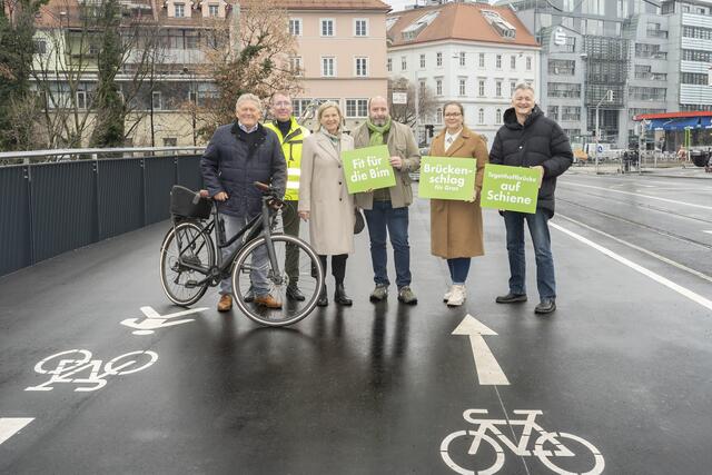 Auf der neuen Tegetthoffbrücke (v.l.): Holding-CEO Wolfgang Malik, Klaus Masetti (Stadtbaudirektion), Vizebürgermeisterin Judith Schwentner (Grüne), Holding-Vorstand Mark Perz, SPÖ-Klubobfrau Daniela Schlüsselberger und Beteiligungsstadtrat Manfred Eber (KPÖ) | Foto: Foto Fischer