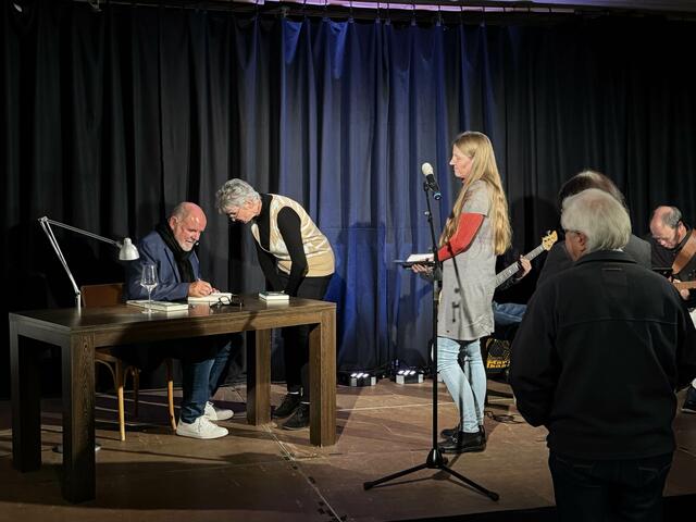 Signierstunde mit einem Großen. | Foto: Peter Wirth