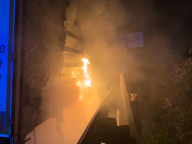 Am Dienstagabend, 26. November, kam es auf der A1 Westautobahn im Gemeindegebiet von Enns zu einem Lkw-Brand.  | Foto: TEAM FOTOKERSCHI / WERNER KERSCHBAUMMAYR / TOBIAS SCHARTNER