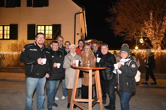 Lichtermeer in der Sooßer Gartengasse mit Bürgermeisterin Helene Schwarz, Vizebürgermeister Christian Stuefer, GGR Hermann Rauch, Werner Gratzer und vielen andere. | Foto: Pohl