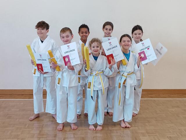 Hinnten: Leon, Makaita, Finnja und Stella, Vorne: Georg, Katharina und Haylie. | Foto: Frieways-Karateklub