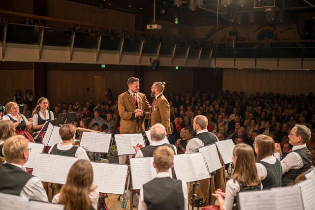 Links der neue Kapellmeister Florian Pacher und rechts der "alte", Michael Gauger. | Foto: Bürgermusik St. Johann