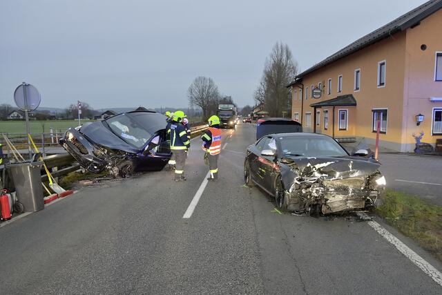 Die Lenker der beiden Fahrzeuge wurden bei dem Unfall verletzt. | Foto: Fesl