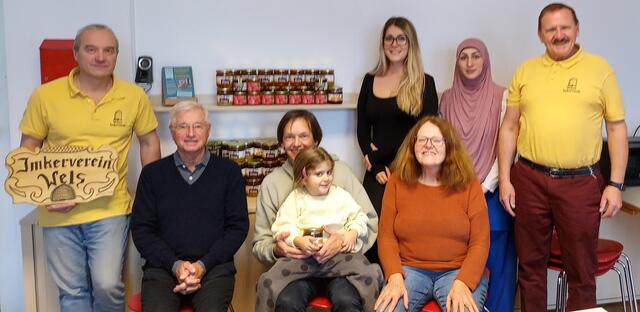 Verein RHEA mit Obfrau Dorothea Kosumi (stehend Mitte), Silvia Teubl (vorne rechts), sowie Wolfgang Burgstaller, Peter Kletzmayr und Reinhard Habermayer vom Imkerverein.
| Foto: Welser Imker