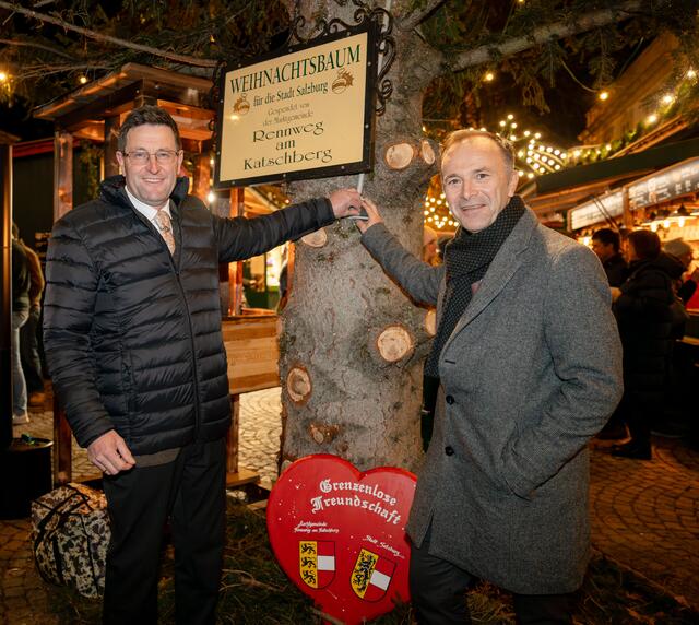 Bürgermeister Bernhard Auinger (re.) und sein Rennweger Amtskollege Franz Aschbacher lassen die Lichter am Christbaum aus Kärnten erstrahlen. Für Auinger "etwas ganz Besonderes". | Foto: Stadt:Salzburg - Alexander Killer