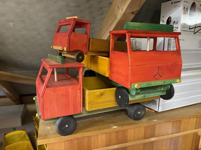 Spielzeuglastwägen aus Holz hat Oskar Steininger ebenfalls gebaut.  | Foto: Karin Bayr