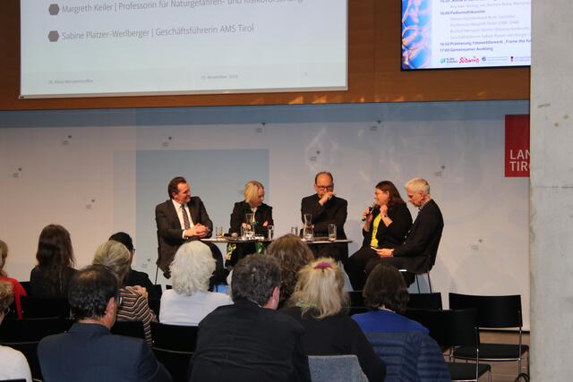 Podiumsdiskussion beim "Frame the Future" Fotowettbewerb im Rahmen des 18. Klima-Netzwerktreffens vom Land Tirol. | Foto: Klimabündnis Tirol
