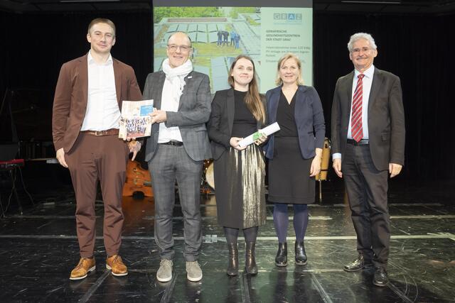 Um Nachhaltigkeit bemüht sind die GGZ. Dafür gab's den Ökoprofit-Preis. Am Foto: Robert Zoglmeier, GGZ-Geschäftsführer Gerd Hartinger, Susanna Kus, Vizebürgermeisterin Judith Schwentner und Werner Prutsch (v.l.). | Foto: Stadt Graz/Foto Fischer