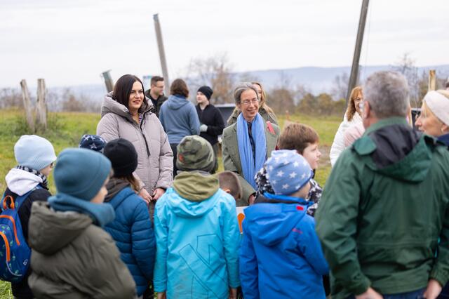 Die Kinder der Naturparkschule Draßburg pflanzten am Mittwoch 20 neue Bäume im Naturpark. | Foto: Landesmedienservice Burgenland