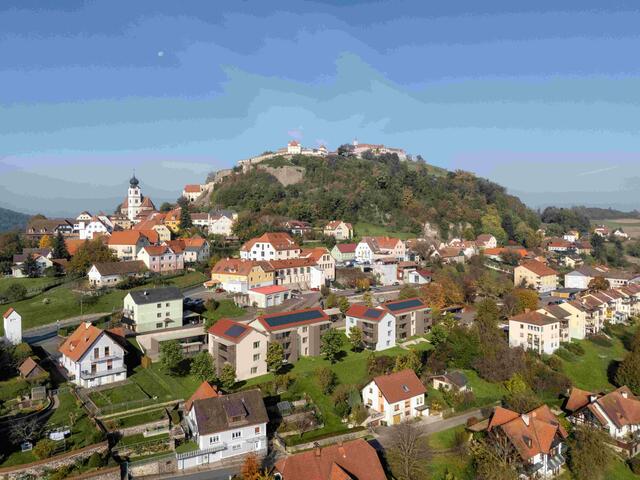 In Riegersburg lässt es sich gut leben. Jetzt errichtet die ÖWG 18 weitere Wohnungen unter der Burg. | Foto: ht-vis 