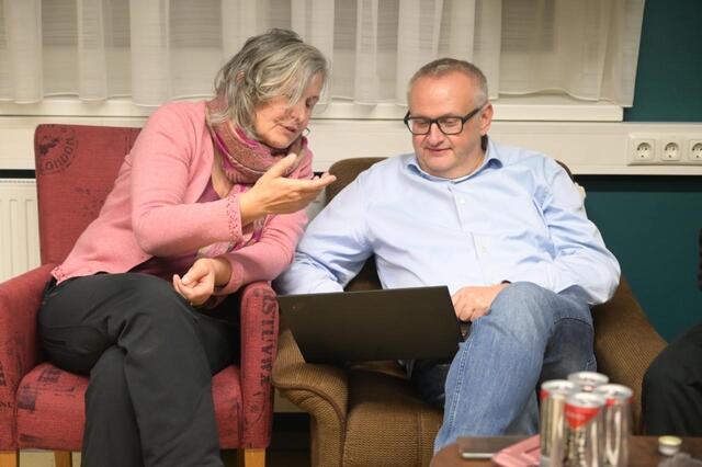 Wieder am Rechner: Der OKV bildet die Plattform für die Neuauflage des Welser Computerclubs. Interessierte können sich hier fachmännisch austauschen oder Neues lernen.