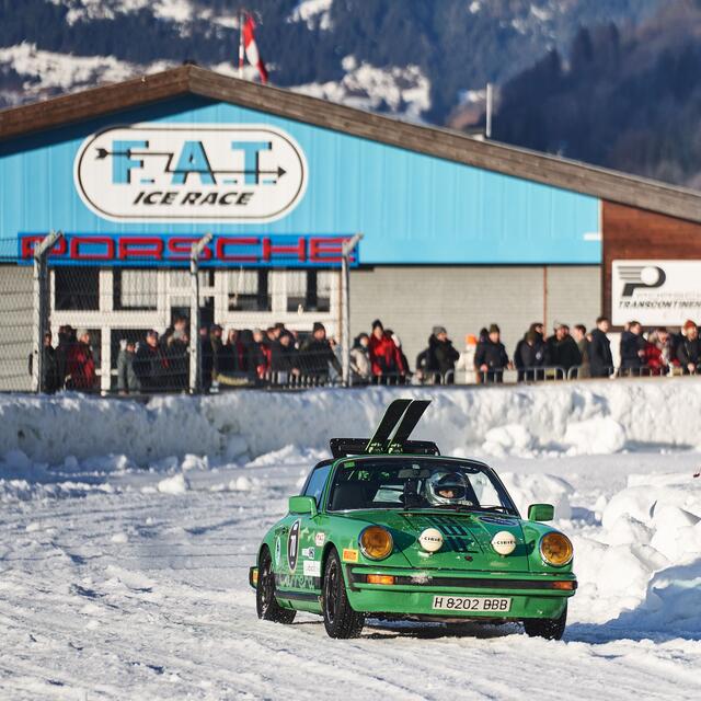 Rund 100 historische und moderne Fahrzeuge begeisterten die Zuschauer beim Ice Race.  | Foto: Jayden Ostwald