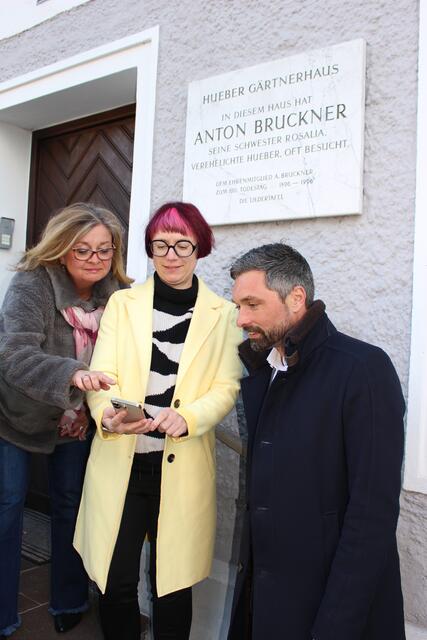 Kulturreferentin Judith Pichlmann, Hublz-Entwicklerin Barbara Pölzleithner und Bürgermeister Peter Schobesberger (v.l.) vor dem Hueber-Haus, in dem die Schwester von Anton Bruckner wohnte. | Foto: Stadtamt Vöcklabruck