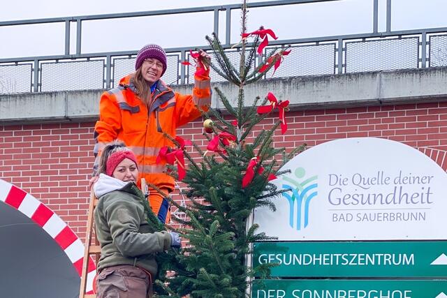 Teamwork und Tatkraft: So entsteht der Zauber des Christbaumdorfs.
