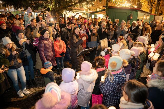 Es war ein feierlicher Abend vor Schloss Mirabell: der Kinderchor der Volksschule Campus Mirabell begleitete die Veranstaltung musikalisch. | Foto: Stadt Salzburg / Alex Killer