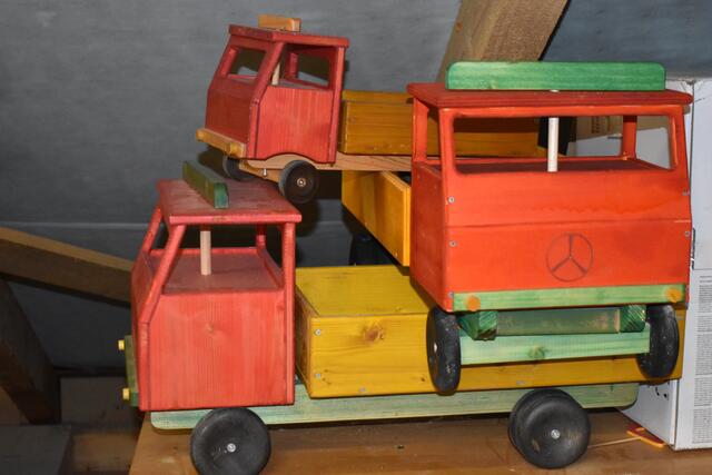 Spielzeuglastwägen aus Holz hat Oskar Steininger ebenfalls gebaut.  | Foto: Karin Bayr
