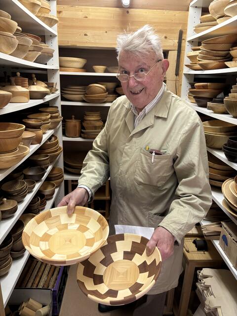 Oskar Steininger drechselt für sein Leben gerne.  | Foto: Karin Bayr