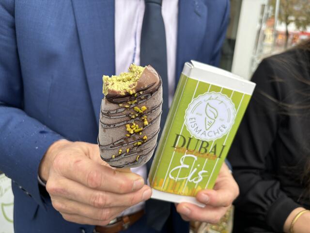 Das Dubai-Schokoladen-Eis ist nicht nur geschmacklich hervorragend, sondern auch ein echter Hingucker. | Foto: Rosenberger