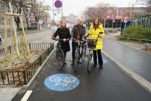 v.l.: Pipal-Leixner, Baurecht und Sima haben den neuen Radweg gemeinsam eingeweiht.  | Foto: Patricia Hillinger/MeinBezirk