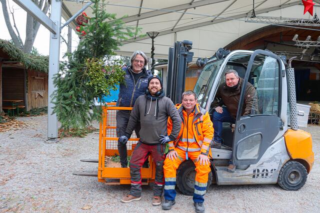 Die Vorbereitungen für das Christbaumdorf in Bad Sauerbrunn sind in vollem Gange! Hier erfahrt ihr, was sich hinter den Kulissen abspielt. 