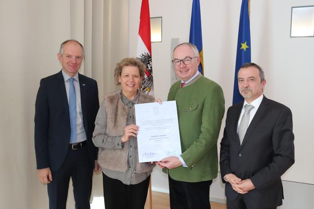 Ehrung für die 70-jährige Betreuung einer hydrographischen Messstelle: Martin Angelmaier (Abteilungsleiter Wasserwirtschaft), Frau Baum, LH-Stv. Stephan Pernkopf und Franz Higer (Referatsleiter Hydrographie). | Foto: Land NÖ