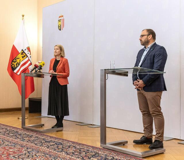 Acht neue Primärversorgungseinheiten werden 2025 in Oberösterreich eröffnen, um die ärztliche Versorgung abzusichern, verkündete Gesundheitslandesrätin und Landeshauptmannstellvertreterin Christine Haberlander gemeinsam mit Albert Maringer, Vorsitzender des Landesstellenausschusses der ÖGK in Oberösterreich und Vertreter der Sozialversicherung. | Foto: Land OÖ/Gerstmair