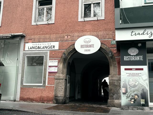 Ab Montag findet man den neuen Friseursalon neben dem Ristorante La Corte im Innenhof. | Foto: Vanessa Lang