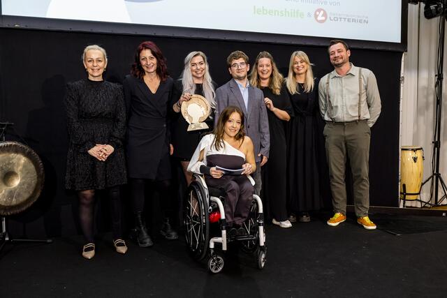 Vertreter des Kleinstadtbiotops nahmen den Preis entgegen.  | Foto: Achim Bieniek