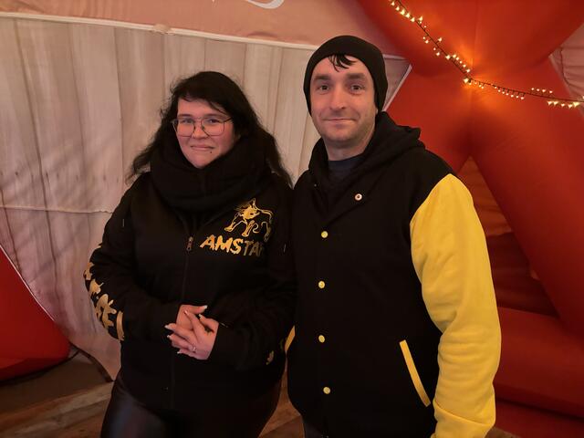 Ferdinand Linecker aus Gurten mit seiner Partnerin freuten sich auf das Foto mit dem Weihnachtsmann. | Foto: MeinBezirk