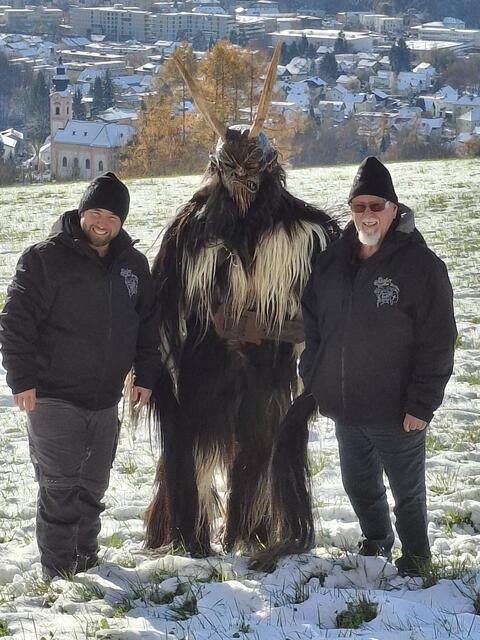 Bereit für den großen Auftritt: Hannes Brugger (l.) und sein Vater Hans Brugger mit einem Mitglied der "Alt-Gnigler Krampusse".  | Foto: Alt-Gnigler Krampusse
