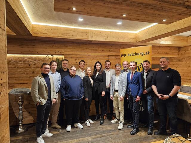 v.l.n.r.: JVP-Landesobmann Maximilian Aichinger, Elias Prommergger, Andreas Mitterlechner, JVP-Landesgeschäftsführer Sebastian Auer, JVP-Bezirksobmann Simon Kellner, Anna-Maria Salchegger, Elke Steinbacher, Lukas Tischer, Paul Huber, Silvester Gferer, Simon Fritzenwallner, Hannes Rainer, Marc Fleißner | Foto: JVP