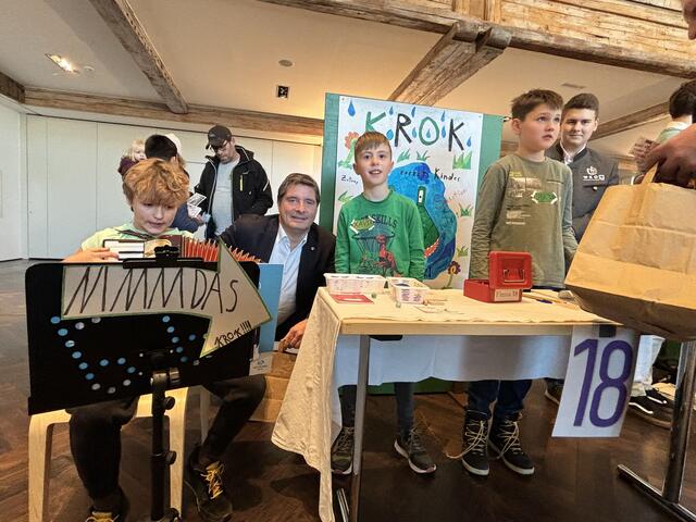 WK-Obmann Peter Seiwald besuchte die jungen Unternehmer in der Wirtschaftskammer. | Foto: Kogler