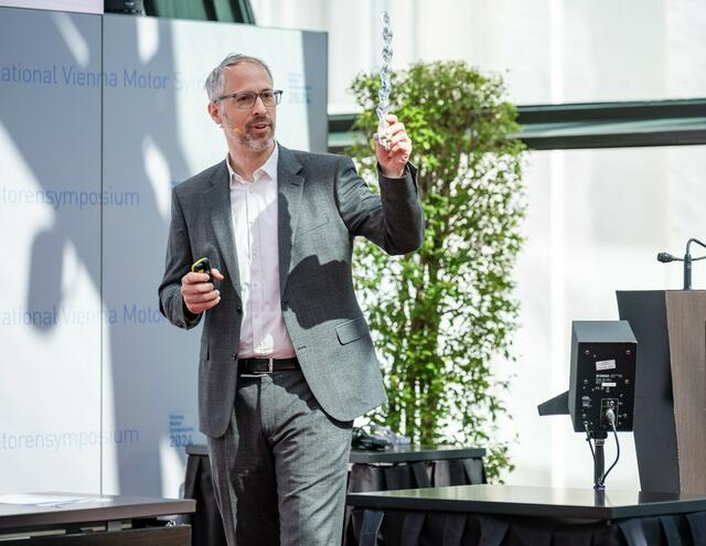 "Es macht uns besonders stolz, dass diese Spitzentechnologie hier in Miba Battery Systems GmbH in Bad Leonfelden vom Band läuft und wir damit die hohen Leistungs- und Nachhaltigkeitsziele eines renommierten Herstellers im Sportwagensektor unterstützen“, freut sich Stefan Gaigg, Geschäftsführer der Miba Battery Systems. | Foto: Miba Battery Systems