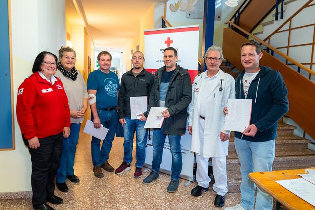 Marina Fischer (Rotkreuz-Teamleiterin Blutspende), Beate Jilch (BGM Atzenbrugg), Roman Gehringer (Gold mit bronzenem Lorbeerkranz), Markus Grünstäudl (Bronze), Christoph Muck (Bronze), Wilhelm Rizek (Arzt Blutspendezentrale), Gerald Keiblinger (Gold) | Foto: Rotes Kreuz