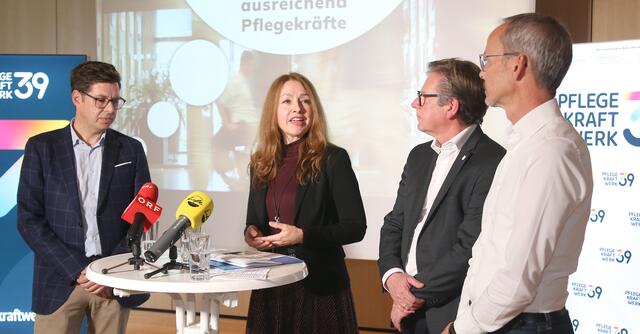 Präsentierten "PflegeKraftWerk 39" in der Silberhoamat Weidach: Andreas Hoppichler, Geschäftsführer BKH Schwaz, Gertrud Vogler-Harb, Schuldirektorin Campus Schwaz, Franz Gruber, Pflegedirektor BKH Schwaz, Andreas Mair, Heimleiter Silberhoamat. (v.l.)



 | Foto: Foto: Walpoth