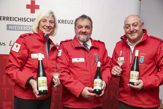 v.li.n.re.: Rotkreuz-Weinpatin Prof. Elisabeth Stadler, Generaldirektorin und Vorstandsvorsitzende der Vienna Insurance Group, Präsident Hans Ebner, Rotes Kreuz Niederösterreich und Weinpate, Schauspieler und Autor Rudi Roubinek mit dem Rotkreuz-Wein Henry Dunant vom Weingut Bründelmayer. | Foto:  RK NÖ / M. Hechenberger