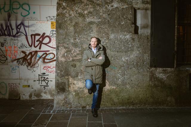 Johannes Anzengruber in der Innsbrucker Altstadt: „Dank der Kooperation mit Innsbruck Tourismus können wir hier erfolgreich laufend Reinigungsarbeiten durchführen." | Foto: Büro Vizebürgermeister Johannes Anzengruber