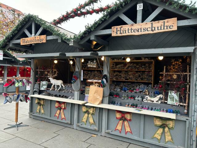 Am Christkindlmarkt am Neuen Platz werden die Hüttenschuhe aus Keutschach angeboten. | Foto: Klagenfurter