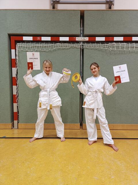 Anna und Veronika. | Foto: Frieways-Karateklub
