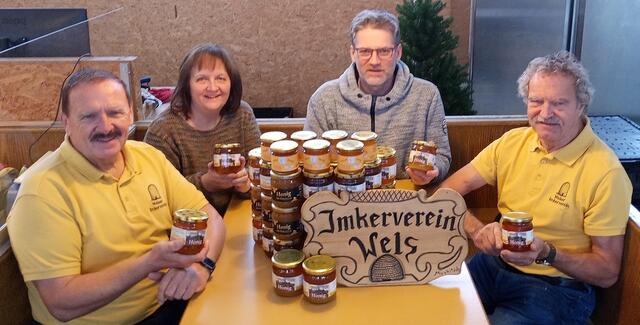 Welser Tafel mit Petra und Erwin Hehenberger sowie Wolfgang Burgstaller und Karl Zaunmair vom Imkerverein. | Foto: Welser Imker