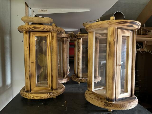 Laternen gibt es, gefertigt von Oskar Steininger, in allen Variationen.  | Foto: Karin Bayr