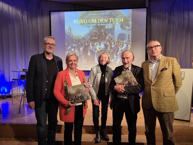 Perchtoldsdorf ist ein Malerparadies – beweisen die beiden Autoren Kustos Wolfgang Krug (l.) und Archivar Gregor Gatscher-Riedl (r.). Bürgermeisterin Andrea Kö (2.v.l.) würdigte den prachtvollen Bildband, weiters im Bild GR Johanna Mayerhofer und Historiker Richard Pils.  | Foto: Marktgemeinde Perchtoldsdorf/zVg