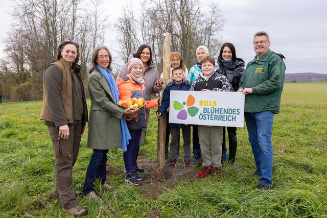 Marlene Hrabanek-Bunyai, Naturpark Rosalia-Kogelberg, Ines Lemberger, Projektleiterin der gemeinnützigen Privatstiftung Blühendes Österreich, Landeshauptmann-Stellvertreterin Astrid Eisenkopf, Michaela Seidl, Bildungsdirektion Burgenland, Manuela Gombotz, Direktorin-Stellvertreterin der Naturparkschule Draßburg/Baumgarten, Kathrin Baumgartner, Direktorin der Naturparkschule Draßburg/Baumgarten und Obmann des Naturparkes Rosalia-Kogelberg, Bürgermeister Kurt Fischer | Foto: Landesmedienservice Burgenland