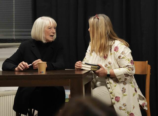 Frau Pluhar beim Signieren | Foto: Peter Wirth