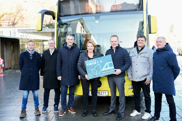 Von links nach rechts: ÖBB Regionalmanager Marcus Ender, Landbus Unterland Geschäftsführer Michael Stabodin, Verkehrsverbund Vorarlberg Geschäftsführer Christian Hillbrand, Bürgermeisterin der Stadt Dornbirn Andrea Kaufmann, Landesstatthalter Christof Bitschi, Landbus Unterland Obmann Thomas Schierle und Michael Faast (Geschäftsführer Gemeindeverband Walgau, Klostertal, Großes Walsertal, Brandnertal und Stadtbus Bludenz) | Foto: Land Vorarlberg / 7PRO.TV