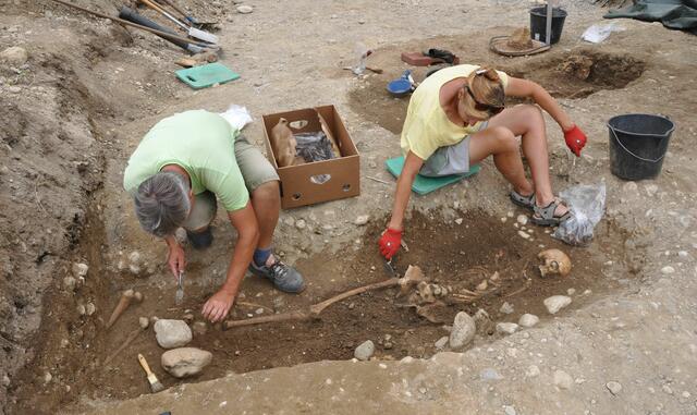 Die Mitarbeiter des Archöologischen Dienstes legten in sorgfältiger Handarbeit die Gräber frei. | Foto: Archäologischer Dienst