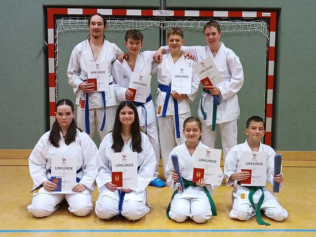 Hinten: Peter, Tobias, Noah und Paul, Vorne: Svitlana, Ivona, Viola und Daniel. | Foto: Frieways-Karateklub